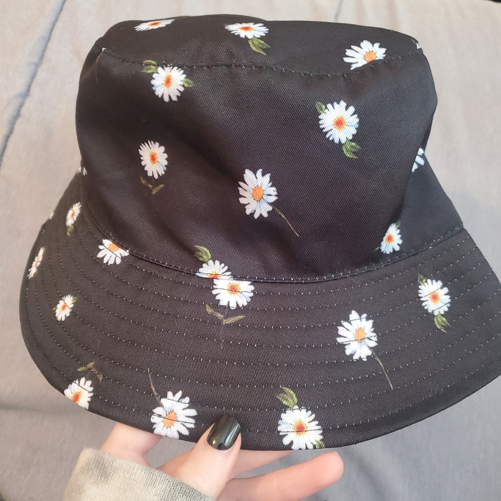 Reversible Bucket Hat Black and White Daisy